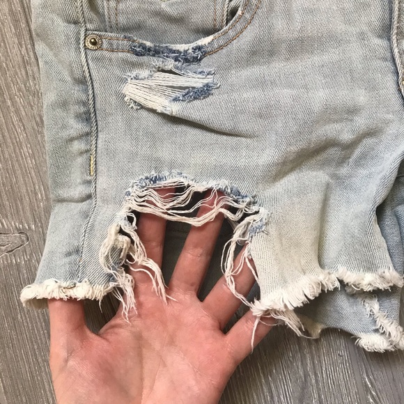 5/$20 SALE ✨ AEO Distressed Midi Stretch Light Wash Denim Jean Short - Picture 5 of 10